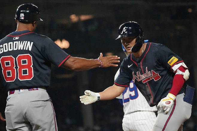 애틀랜타 1루 코치와 하이파이브 하는 김하성. 연합뉴스