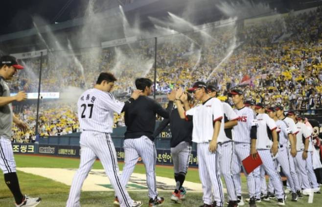지난달 9일 열린 한화와의 경기에서 승리한 후 기뻐하는 LG 선수단. LG 트윈스 제공