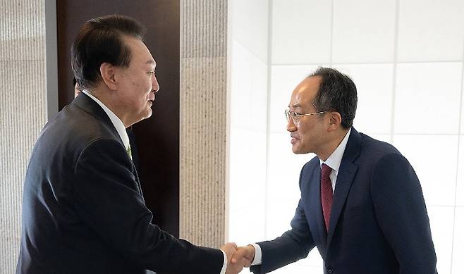 지난해 5월 13일 서울 한남동 관저에서 열린 국민의힘 비상대책위원회와의 만찬에서 당시 추경호 원내대표와 악수하는 윤석열 전 대통령. 대통령실 제공