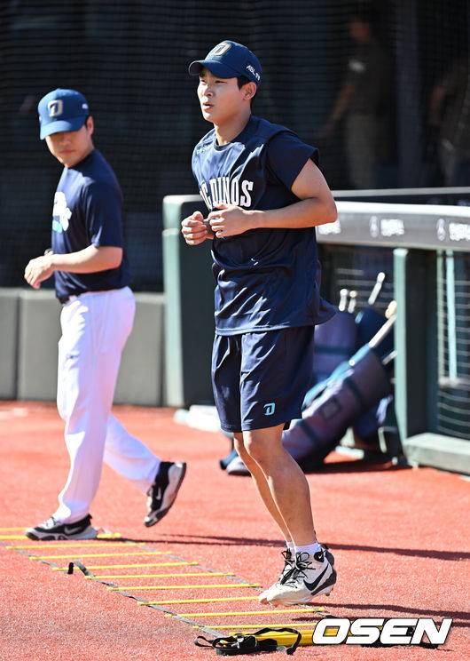 [OSEN=부산, 이석우 기자] 30일 부산 사직야구장에서 2025 신한 SOL 뱅크 KBO 리그 롯데 자이언츠와 NC 다이노스의 경기가 열린다. 홈팀 롯데는 감보아가, 방문팀 NC는 목지훈이 선발 출전한다.KIA에서 트레이드 된 NC 다이노스 홍종표가 1군에 올라와 훈련을 하고 있다. 2025.07.30 / foto0307@osen.co.kr