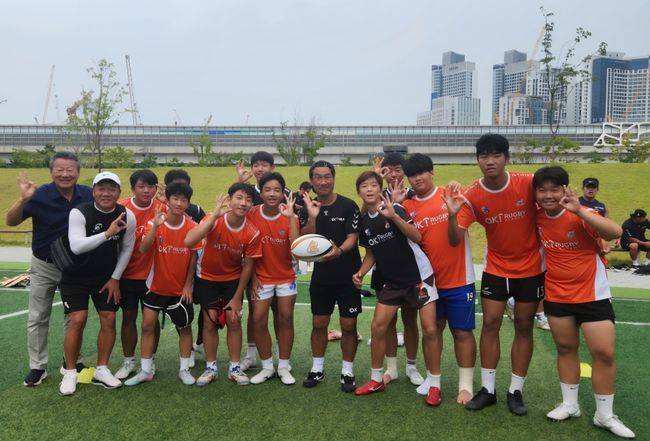 OK금융그룹은 “OK 읏맨 럭비단이 전국 중학생 럭비 선수 대상으로 진행한 ‘OK 읏맨 럭비 아카데미(이하 럭비 아카데미)가 성황리에 마무리됐다”고 밝혔다. / OK금융그룹