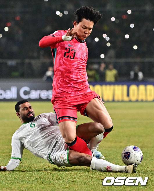 [OSEN=고양, 조은정 기자]20일 오후 경기도 고양종합운동장에서 2026 국제축구연맹(FIFA) 북중미 월드컵 아시아지역 3차 예선 B조 7차전 한국과 오만의 경기가 열렸다.승점 14점(4승 2무)으로 B조 1위를 유지하고 있는 한국이 오만전과 25일 예정된 요르단전에서 모두 승리해 승점 6점을 얻어낸다면,&nbsp;6월&nbsp;예정된&nbsp;이라크, 쿠웨이트와 경기 결과와 상관없이 11회 연속 월드컵 본선 진출을 &nbsp;확정 짓는다. 후반 한국 오현규가 오만의 강한 태클을 받고 있다. 2025.03.20 /cej@osen.co.kr