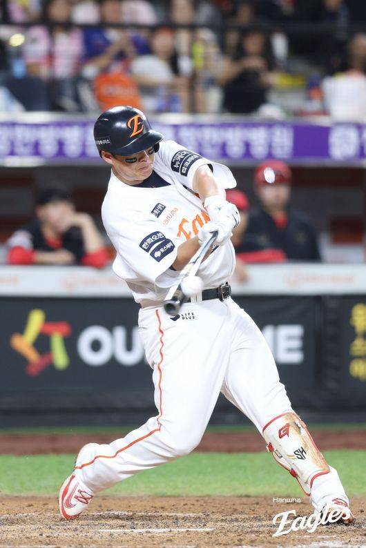 한화 노시환이 2일 대전 KIA전 5회 스리런 홈런을 치고 있다. /한화 이글스 제공