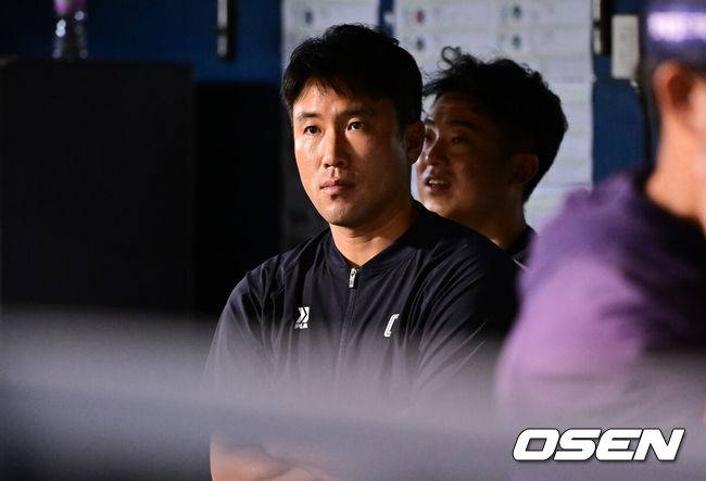 [OSEN=잠실, 박준형 기자] 19일 오후 서울 잠실구장에서 ‘2025 신한 SOL BANK KBO리그’ LG 트윈스와 롯데 자이언츠의 경기가 진행됐다.이날 LG는 톨허스트를, 롯데는 벨라스케즈를 선발투수로 내세웠다. 4주 재활 소견 왼쪽 햄스트링 부상 당한 롯데 전준우가 더그아웃에서 동료들을 응원하고 있다. 2025.08.19 / soul1014@osen.co.kr