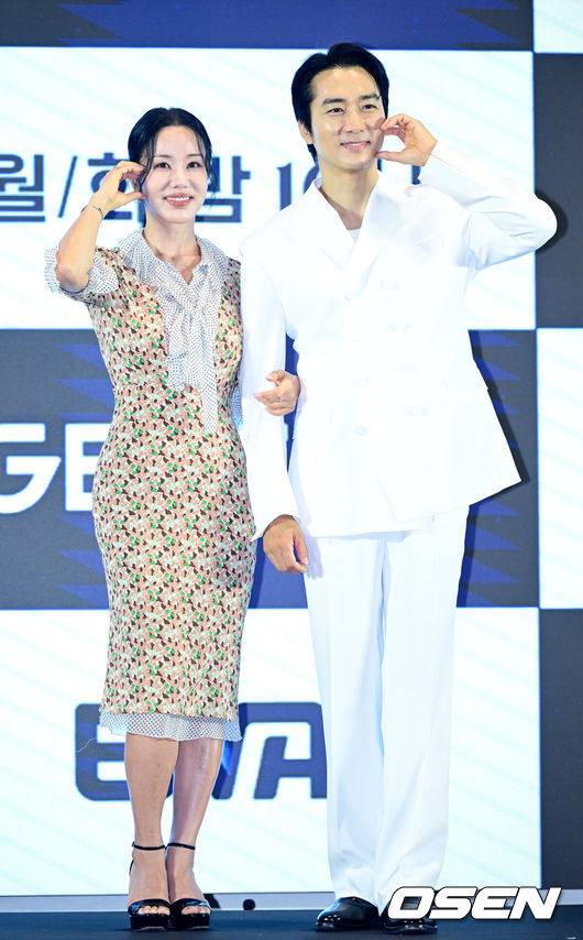 [OSEN=최규한 기자] 12일 오후 서울 신도림동 더 세인트에서 GENIE TV 오리지널 드라마 ‘금쪽같은 내 스타’ 제작발표회가 열렸다.‘금쪽같은 내 스타’는 대한민국 최고의 톱스타가 하루아침에 평범한 중년 여성이 된 후 펼쳐지는 눈물 콧물 휘날리는 세월 순삭 로맨틱 코미디다.배우 엄정화와 송승헌이 포토타임을 하고 있다. 2025.08.12 / draemer@osen.co.kr