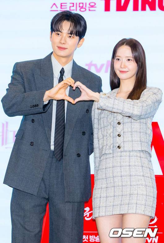 [OSEN=민경훈 기자]  19일 오후 서울 신도림 디큐브시티 내 더 세인트에서 &nbsp;tvN&nbsp;새 토일드라마&nbsp;‘폭군의 셰프’(연출 장태유) 제작발표회가 진행됐다.오는 23일 첫 방송 예정인 &nbsp;‘폭군의 셰프’는 최고의 순간 과거로 타임슬립한 셰프(임윤아)가 최악의 폭군이자 절대 미각의 소유자인 왕을 만나며 벌어지는 서바이벌 판타지 로맨틱코미디 드라마이다.배우 이채민과 임윤아가 포즈를 취하고 있다. 2025.08.19 /rumi@osen.co.kr