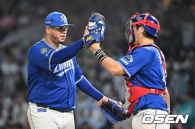 [OSEN=창원, 이석우 기자] 19일 창원NC파크에서 2025 신한 SOL 뱅크 KBO 리그 NC 다이노스와 삼성 라이온즈의 경기가 열렸다. 홈팀 NC는 라일리가, 방문팀 삼성은 후라도가 선발 출전했다. 삼성 라이온즈 선발투수 후라도가 8회를 무실점으로 막고 강민호와 하이파이브를 하고 있다. 2025.08.19 / foto0307@osen.co.kr