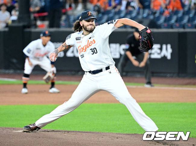 [OSEN=대전, 최규한 기자] 3일 대전 한화생명볼파크에서 ‘2025 신한 SOL Bank KBO리그’ 한화 이글스와 NC 다이노스의 경기가 열렸다.홈팀 한화는 코디 폰세, 방문팀 NC는 신민혁을 선발로 내세웠다.1회초 한화 선발 폰세가 힘차게 공을 뿌리고 있다. 2025.09.03 / dreamer@osen.co.kr