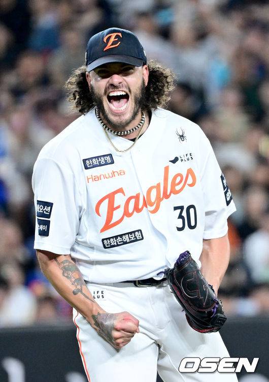 [OSEN=대전, 최규한 기자] 3일 대전 한화생명볼파크에서 ‘2025 신한 SOL Bank KBO리그’ 한화 이글스와 NC 다이노스의 경기가 열렸다.홈팀 한화는 코디 폰세, 방문팀 NC는 신민혁을 선발로 내세웠다.5회초 2사 1, 2루 상황 한화 선발 폰세가 NC 천재환을 삼진으로 이끌며 포효하고 있다. 2025.09.03 / dreamer@osen.co.kr