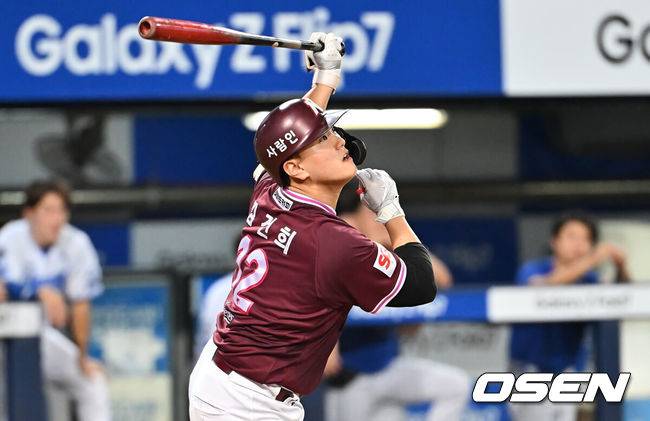 [OSEN=대구, 이석우 기자] 3일 대구삼성라이온즈파크에서 2025 신한 SOL 뱅크 KBO 리그 삼성 라이온즈와 키움 히어로즈의 경기가 열렸다. 홈팀 삼성은 가라비토가, 방문팀 키움은 하영민이 선발 출전했다. 키움 히어로즈 김건희가 9회초 1사 우월 솔로 홈런을 치고 있다. 2025.09.03 / foto0307@osen.co.kr