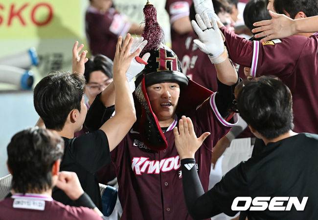 [OSEN=대구, 이석우 기자] 3일 대구삼성라이온즈파크에서 2025 신한 SOL 뱅크 KBO 리그 삼성 라이온즈와 키움 히어로즈의 경기가 열렸다. 홈팀 삼성은 가라비토가, 방문팀 키움은 하영민이 선발 출전했다. 키움 히어로즈 김건희가 9회초 1사 우월 솔로 홈런을 치고 하이파이브를 하고 있다. 2025.09.03 / foto0307@osen.co.kr