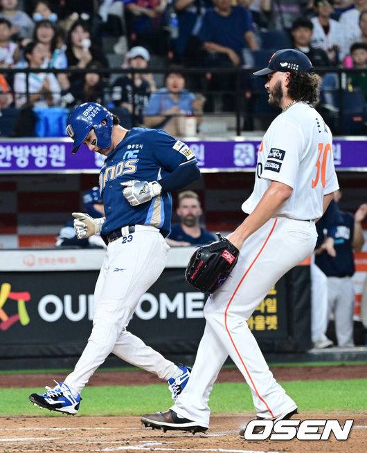 [OSEN=대전, 최규한 기자] 3일 대전 한화생명볼파크에서 ‘2025 신한 SOL Bank KBO리그’ 한화 이글스와 NC 다이노스의 경기가 열렸다.홈팀 한화는 코디 폰세, 방문팀 NC는 신민혁을 선발로 내세웠다.2회초 1사 1, 2루 상황 NC 김휘집 타석 때 한화 선발 폰세의 폭투로 2루 주자 천재환이 홈을 밟고 있다. 2025.09.03 / dreamer@osen.co.kr