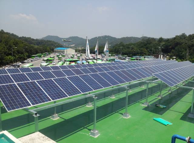 ▲태양과바람에너지협동조합이 2014년에 세운 태양광발전소 태양과바람2호기. 서울 은평구 수색동 시내버스공영차고지에 설치했다. ⓒ태양과바람에너지협동조합
