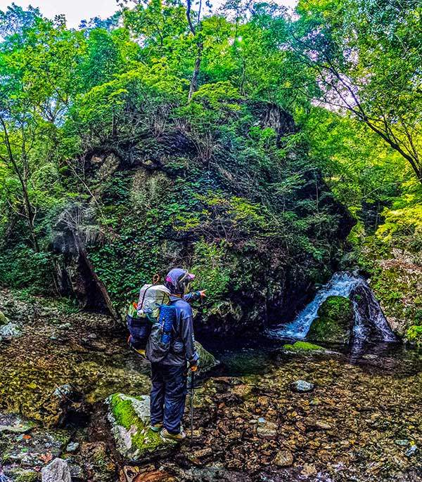 이번 방태산엔 계곡 수량이 풍부했다. 곳곳에서 미니 폭포가 눈에 띄었다.
