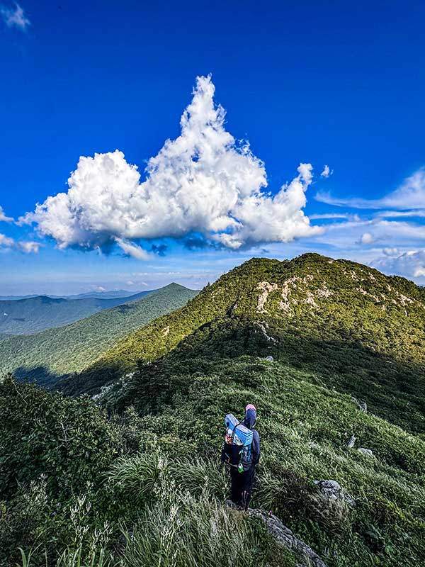 배달은산에서 바라본 하늘. 구름이 뫼山 자 형상을 만들고 있다.