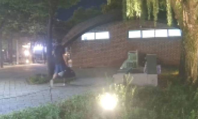 경북 영천 육군3사관학교에서 일하는 30대 육군 대위가 2일 오전 검은색 가방에 K-2 소총을 담고 대구 수성구 수성못 주변을 걸어가고 있다.&nbsp;그는 총상을 입은 채 의식불명 상태로 경찰에 발견됐다가 끝내 숨졌다. 연합뉴스