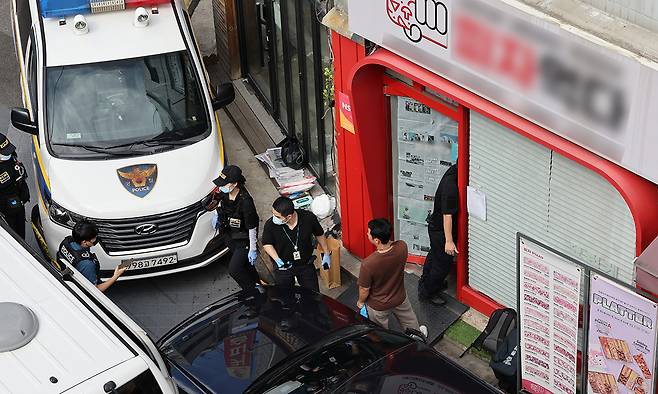 3일 서울 관악구 한 식당에서 칼부림 사건이 발생, 경찰이 조사하고 있다. 연합뉴스