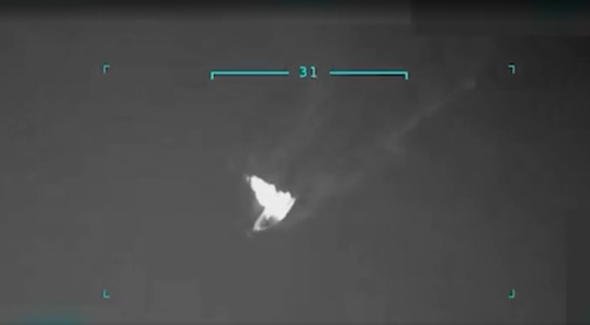 미국이 남 카리브해에서 베네수엘라의 마약 운반선을 향해 군사작전을 펼쳤다. 사진은 미군의 공격을 받아 폭발하는 마약 운반선. 트럼프 대통령 트루스소셜 캡처