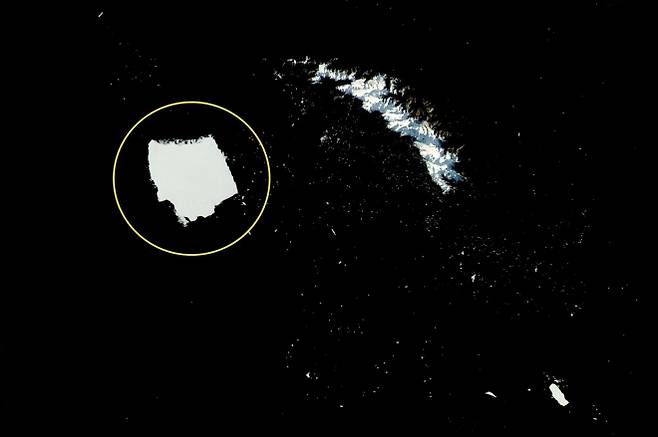 NASA 위성이 지난 3월 촬영한 A23a 빙산(원 안)과 인근에 사우스조지아섬이 보인다. NASA Earth Observatory