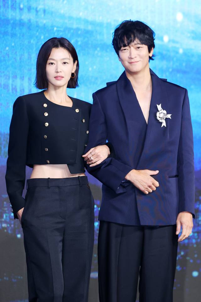 배우 전지현(왼쪽)과 강동원이 2일 디즈니+ 오리지널 시리즈 '북극성' 제작발표회에서 포즈를 취하고 있다. 연합뉴스