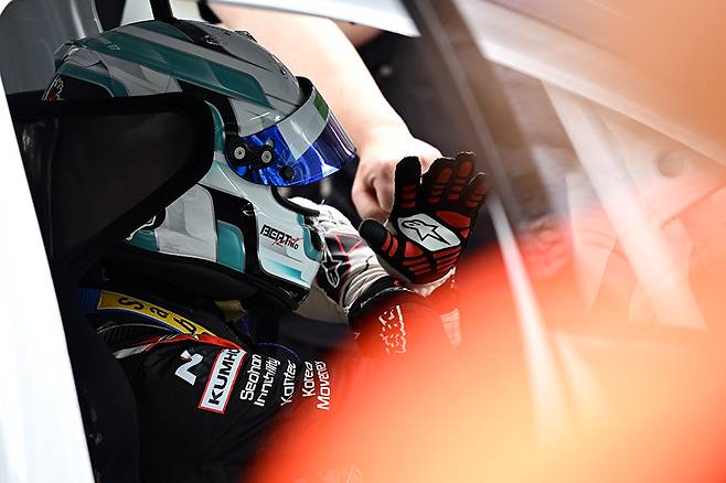 레이스를 준비 중인 정회원. 사진: 김학수 기자