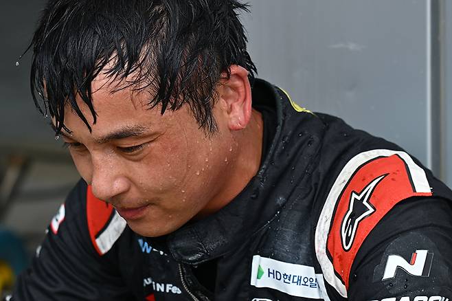 경기를 마치고 휴식을 취하고 있는 정회원. 사진: 김학수 기자