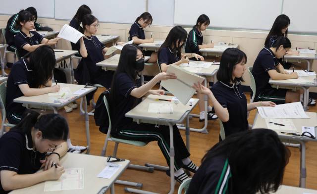 2026학년도 대학수학능력시험 9월 모의평가 시험일인 3일 오전 부산 금정구 사대부고 학생들이 시험을 준비하고 있다. 연합뉴스
