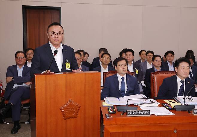 8월19일 황주호 한수원 사장이 국회에 출석해 미국 WEC와의 불평등 계약 논란에 대해 답하고 있다. ⓒ연합뉴스