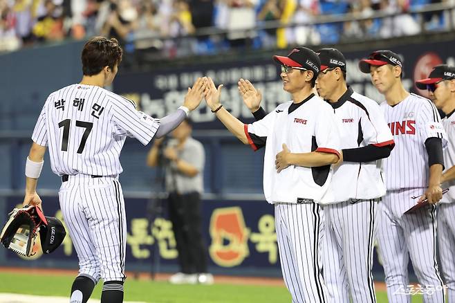 염경엽 LG 감독이 2일 잠실구장에서 열린 롯데와 홈경기에서 3-2로 이긴 뒤 주장 박해민과 손뼉을 마주치고 있다. 8월을 1위로 마친 LG는 9월의 첫 경기를 승리로 장식하며 선두를 더욱 굳건히 했다. 사진제공｜LG 트윈스