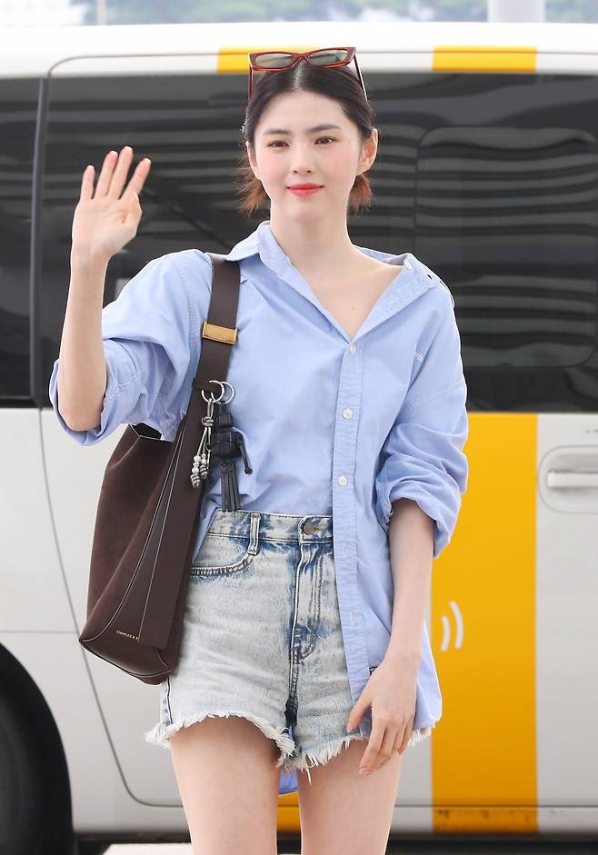 [인천공항=뉴시스] 김혜진 기자 = 배우 한소희가 해외 팬미팅 참석을 위해 1일 인천국제공항을 통해 대만으로 출국하고 있다. 2025.08.01. jini@newsis.com