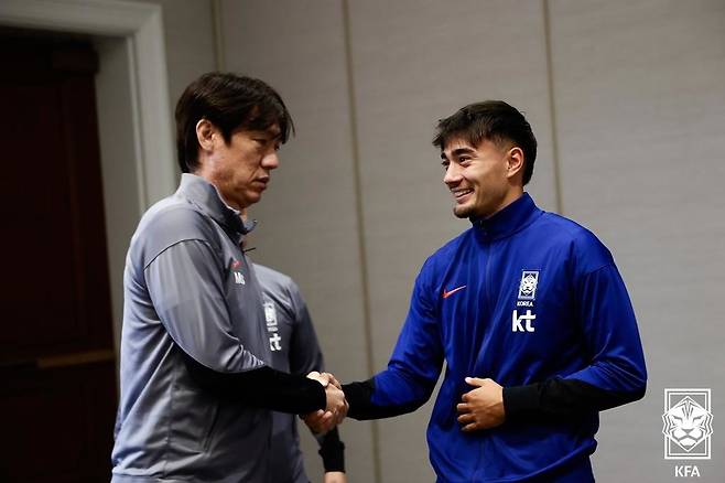 축구국가대표팀은 미국 원정 A매치에서 부상으로 이탈한 황인범의 대체자를 찾아야 한다. 카스트로프(오른쪽)를 비롯해 다양한 유형의 미드필더들이 주전 경쟁에 도전장을 던졌다. 사진은&nbsp;2일(한국시간)&nbsp;미국 현지 합류 후 홍 감독(왼쪽)과 만난 카스트로프. 사진제공│대한축구협회