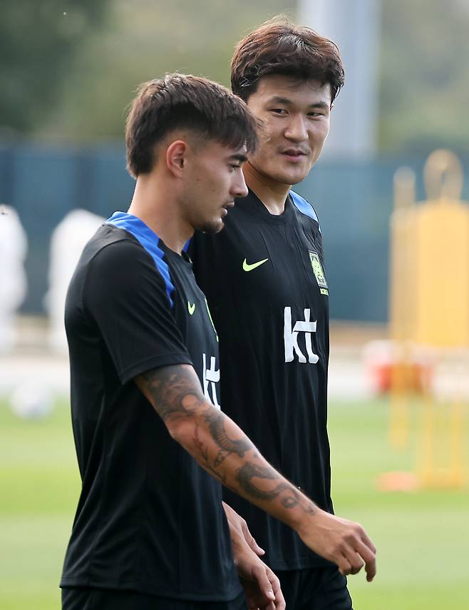 2일(현지시간) 미국 뉴욕주 아이칸 스타디움에서 열린 한국 축구 대표팀 훈련에서 김민재와 옌스 카스트로프가 대화를 나누고 있다. 연합뉴스