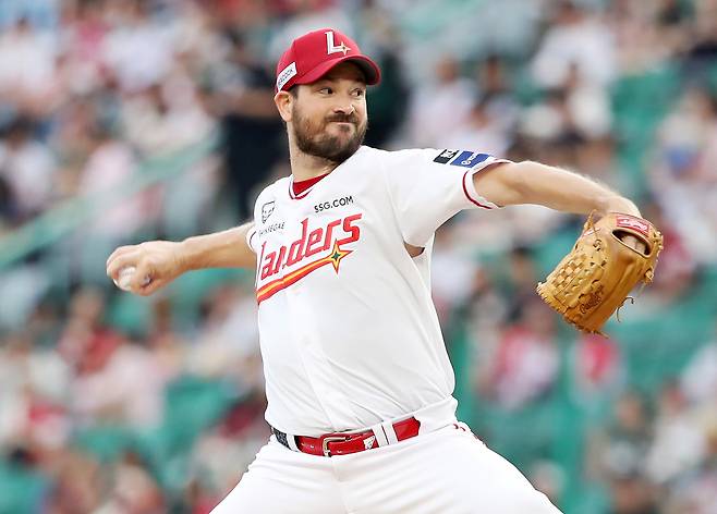 SSG 드류 앤더슨이 2일 인천 키움전에서 투구하고 있다. SSG랜더스 제공