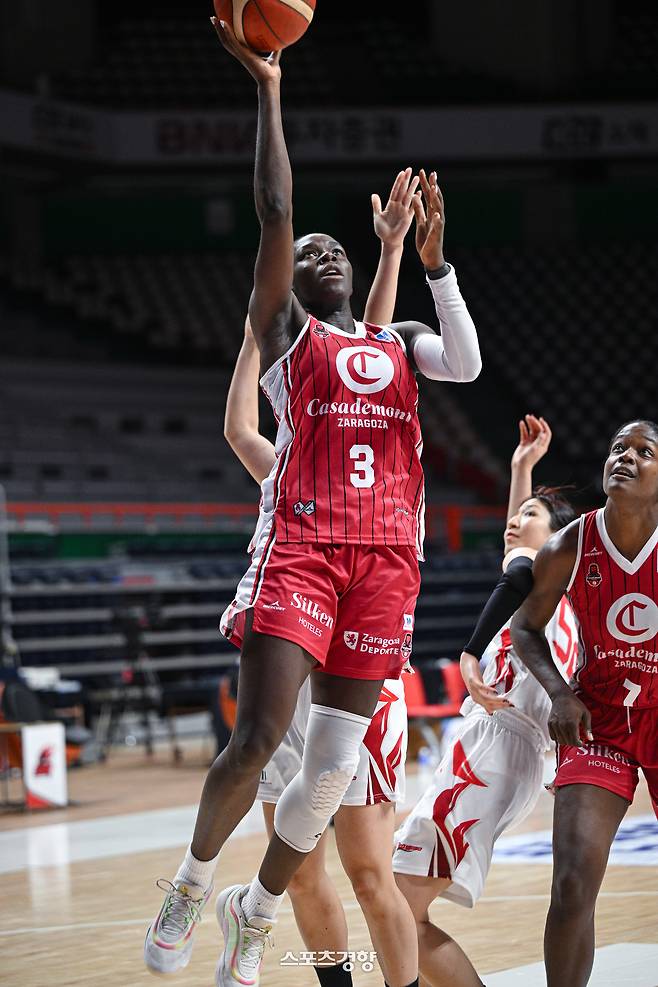 카사데몬트 사라고사의 오르넬라 방콜레가 3일 부산사직체육관에서 열린 박신자컵 조별리그 A조 3차전에서 골밑슛을 시도하고 있다. WKBL 제공