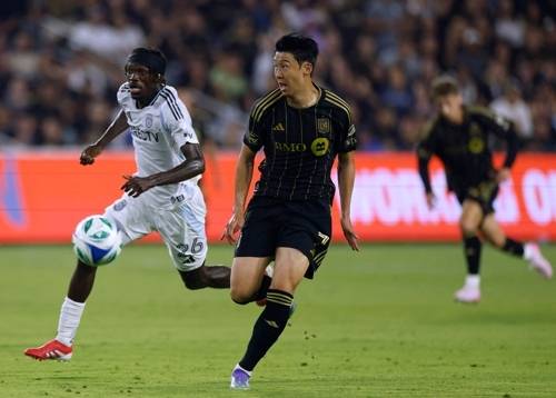 LAFC 손흥민이1일 샌디에이고전에서 볼을 향해 달리고 있다. AFP연합뉴스