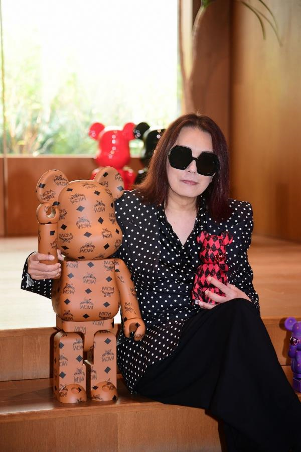 2일 오전 청담동 MCM HAUS에서 열린 MCM ‘BE@RBRICK in MCM Wonderland’ 전시에 참여한 타츠히코 아카시 메디콤토이 CEO가 MCM과 콜라보레이션으로 선보인 베어브릭 제품들과 함께 포즈를 취하고 있다. MCM제공.