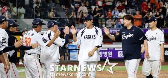 한화 선수단이 2일 대전 한화생명 볼파크에서 열린 2025 KBO 리그 한화 이글스와 KIA 타이거즈 경기를 마친 뒤 김경문 감독 및 코칭스태프와 하이파이브를 나누며 미소짓고 있다. /사진=강영조 선임기자