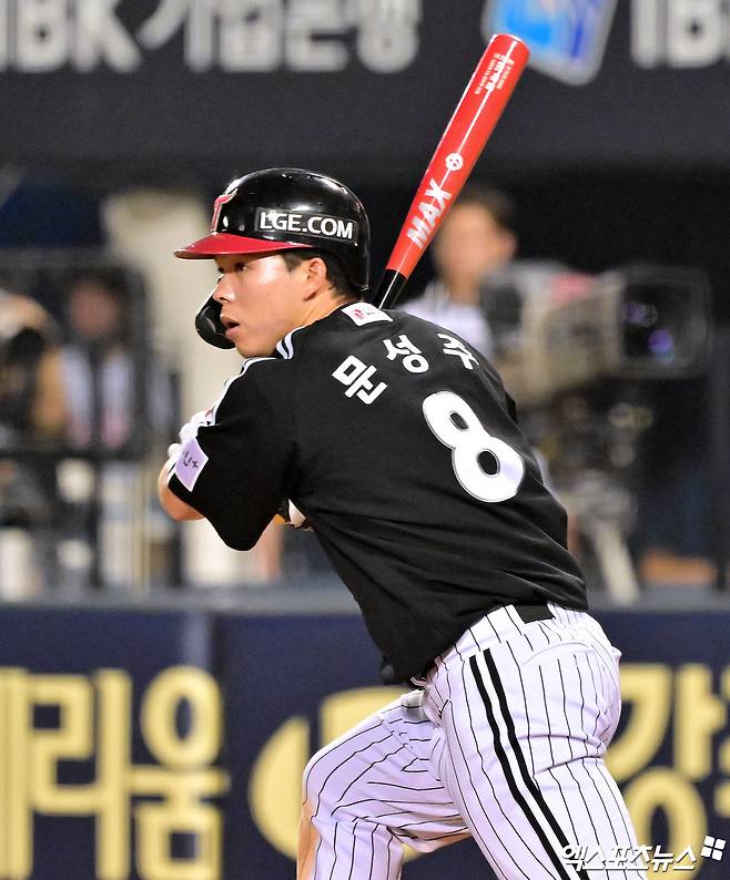 LG 트윈스 외야수 문성주가 2일 서울 잠실야구장에서 열린 2025 신한 SOL Bank KBO리그 롯데 자이언츠와의 팀 간 15차전에서 4타수 4안타를 기록, 팀 승리를 이끌었다. 사진 엑스포츠뉴스 DB