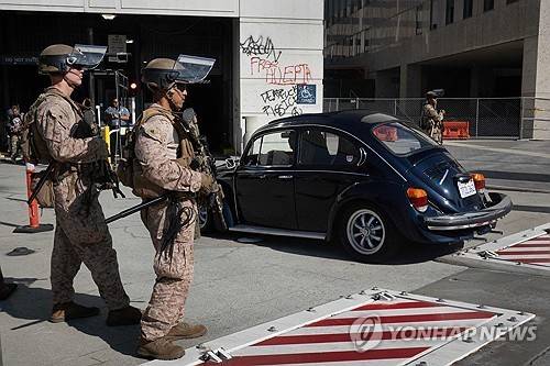 LA 도심에서 연방 청사 주변 경계하는 주방위군 [AFP 연합뉴스 자료사진. 재판매 및 DB 금지]
