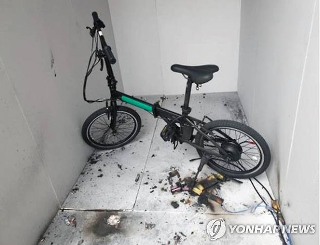 "전동기구 화재 절반이 충전 중 발생" 과충전으로 과열돼 폭발한 전기자전거[제주도 소방안전본부 제공. 연합뉴스 자료사진]