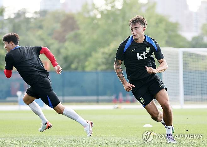 훈련하는 옌스 카스트로프 (뉴욕=연합뉴스) 윤동진 기자 = 2일(현지시간) 미국 뉴욕주 아이칸 스타디움에서 한국 대표팀에 선발된 옌스 카스트로프가 훈련에 집중하고 있다. 2025.9.3 mon@yna.co.kr