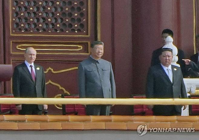 중국 전승절 열병식에 참석한 푸틴, 시진핑, 김정은 (베이징 교도=연합뉴스) 블라디미르 푸틴 러시아 대통령과 시진핑 중국 국가 주석, 김정은 북한 국무위원장이 3일 중국 베이징 톈안먼광장에서 열린 전승절 80주년 기념 대규모 열병식에 참석했다. 2025.9.3 chungwon@yna.co.kr