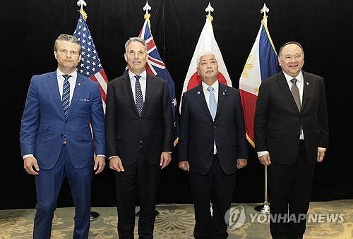 미국·호주·일본·필리핀 국방장관 회담 [싱가포르 EPA=연합뉴스. 재판매 및 DB 금지]