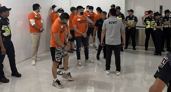 필리핀 현지 공항서 강제 송환되는 한국인 도피사범들 [경찰청 제공. 재판매 및 DB 금지]