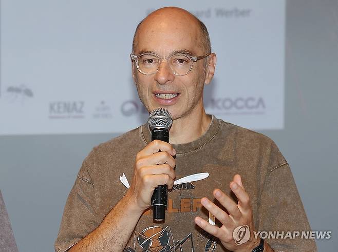 인사말하는 베르나르 베르베르 (서울=연합뉴스) 이재희 기자 = 3일 서울 강남구 크레센도서울호텔에서 열린 웹툰 '개미' 제작발표회에서 원작 소설 작가 베르나르 베르베르가 인사말을 하고 있다. 2025.9.3 scape@yna.co.kr