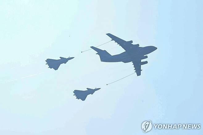 중국 전승절 80주년 열병식에 등장한 Y-20 수송기와 J-20 스텔스 전투기 (AFP=연합뉴스) 3일 중국 베이징에서 열린 '승전 80주년' 기념 열병식에서 Y-20 수송기 한대와 J-20 스텔스 전투기 두대가 공중급유 기동 비행을 선보이고 있다. 2025.9.3