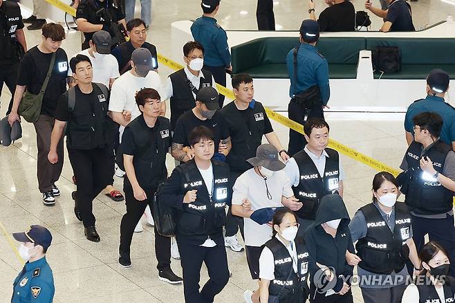 인천공항으로 송환되는 도피사범들 (영종도=연합뉴스) 김성민 기자 = 보이스피싱 범죄 등을 저지르고 필리핀 등으로 도망친 도피사범 49명이 3일 인천국제공항 제1터미널을 통해 송환되고 있다. 2025.9.3 ksm7976@yna.co.kr