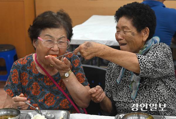 4일 오전 수원시 권선구 평동행정복지센터에서 열린 ‘사랑의 밥차’에서 수원시자원봉사센터와 수원시립합창단이 관내 어르신들께 배식봉사를 하고 있다. 2025.9.4 /최은성기자 ces7198@kyeongin.com