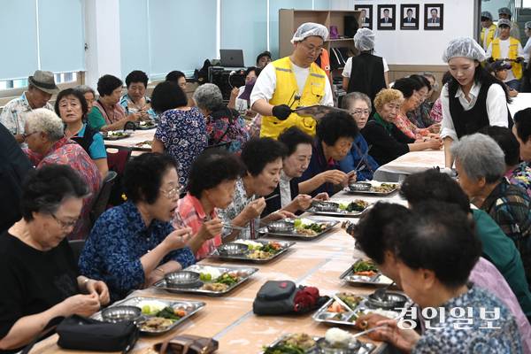 4일 오전 수원시 권선구 평동행정복지센터에서 열린 ‘사랑의 밥차’에서 수원시자원봉사센터와 수원시립합창단이 관내 어르신들께 배식봉사를 하고 있다. 2025.9.4 /최은성기자 ces7198@kyeongin.com