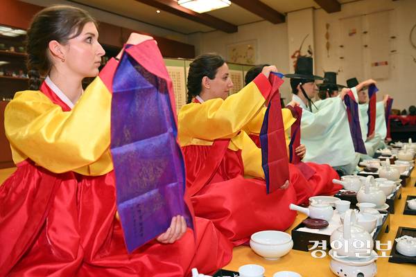 4일 인천시 연수구 가천대학교 메디컬캠퍼스 인수당에서 열린 외국인 의대 교환학생 차 예절교육에 참여한 외국인 학생들이 한복을 입고 차 예절을 배우고 있다. 2025.9.4 /김용국기자 yong@kyeongin.com